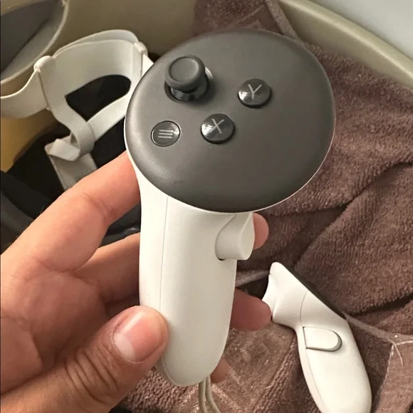 Meta Quest 3S+Batman Download with Controllers Fully functional With no Issues - Picture 7 of 9